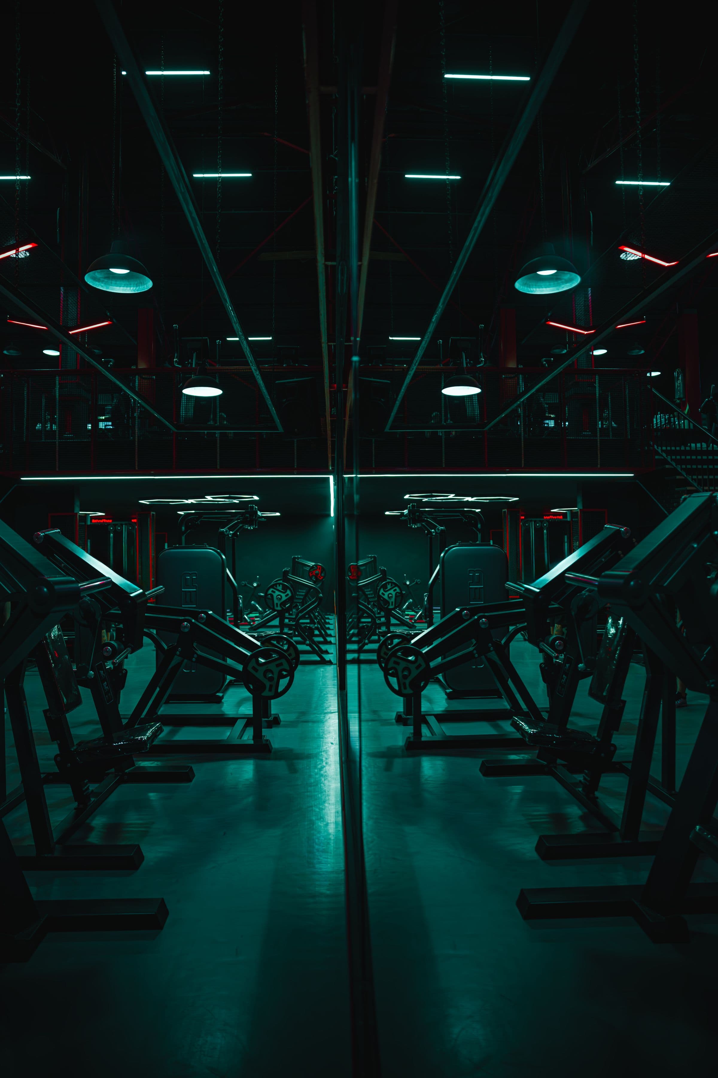 Sala de entrenamiento boutique en penumbra